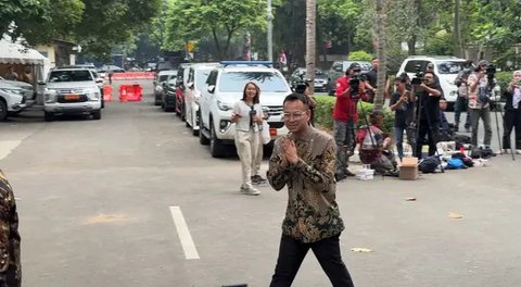 Mantan atlet bulutangkis nasional, Taufik Hidayat, dipanggil ke kediaman Presiden terpilih, Prabowo Subianto pada pukul 15.13 WIB dengan pakaian batiknya.
