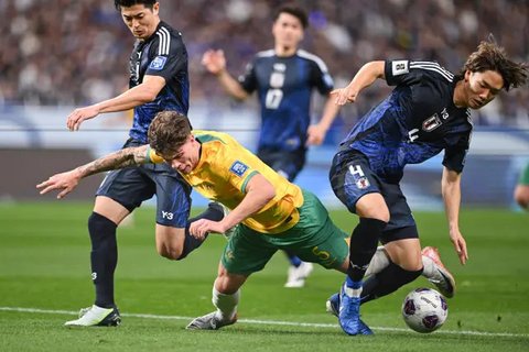 Harry Souttar dalam laga antara Timnas Jepang Vs Timnas Australia di putaran ketiga Kualifikasi Piala Dunia 2026 di Stadion Saitama 2002, Selasa (15/10/2024). (AFP/Phillip Fong)