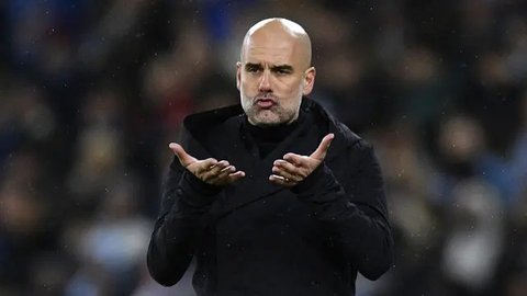 Pelatih Manchester City, Pep Guardiola, merayakan gelar juara usai mengalahkan Chelsea pada laga Community Shield di Stadion Wembley, London, Minggu (5/8/2018). Man City menang 2-0 atas Chels