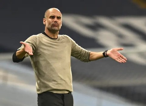Pelatih Manchester City, Pep Guardiola, merayakan gelar juara usai mengalahkan Chelsea pada laga Community Shield di Stadion Wembley, London, Minggu (5/8/2018). Man City menang 2-0 atas Chels