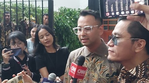 Suami Nagita Slavina tersebut mengakui diminta Prabowo masuk kabinet pemerintahannya mendatang. Raffi yang keluar bareng pendakwah&nbsp; Gus Miftah dan Plt Ketua Umum PPP Muhamad Mardiono mengaku diproyeksikan untuk bekerja di bidang kreatif dan pekerja seni.