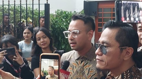 "Hari ini saya juga dipanggil oleh bapak presiden terpilih, bapak Prabowo Subianto untuk diminta sama-sama membantu beliau. Pastinya kalau saya adalah bidang yang memang saya kuasai kira-kira di generasi muda, badan kreatif dan juga pekerja seni kurang lebih itu," kata Raffi Ahmad kepada awak media.