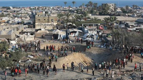 Warga Palestina memeriksa kerusakan di sekolah Al-Zahra setelah dihantam serangan Israel, di lingkungan Shujaiya, Kota Gaza pada 8 Agustus 2024. (Omar AL-QATTAA/AFP)