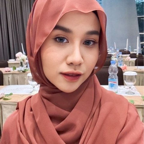 7 Potret Mayang Lucyana Tampil Pakai Gamis dan Berhijab, Kini Banjir Pujian