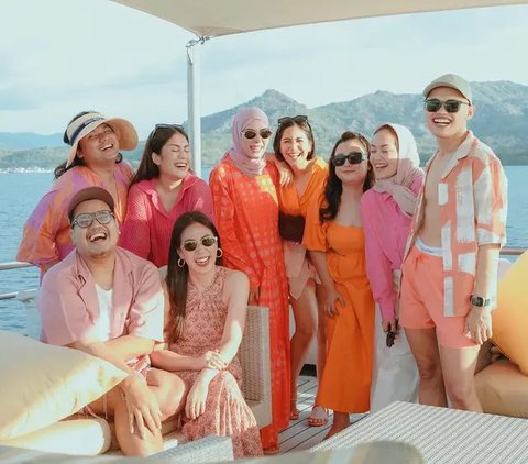 Geng Cendol Rayakan Ulang Tahun ke-40 MUA Marlene Hariman di Kapal Pesiar'Mewah. [@24olik]