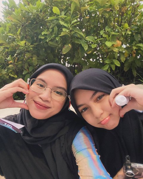 Ines dan Sienna disebut begitu akrab bak bestie. Banyak juga netizen yang menyebut mereka mirip seperti kakak adik alih-alih ibu dan anak.
