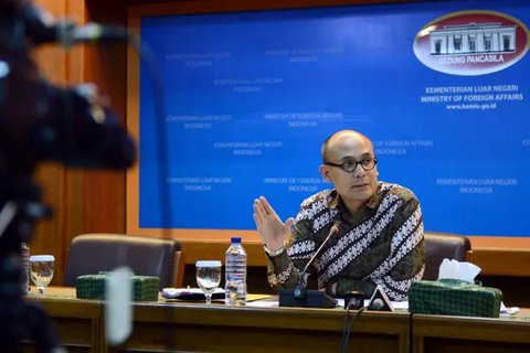 Kepala Biro Kementerian Luar Negeri Arrmanata Nasir saat memberikan keterangan pers tentang perkembangan isu bilateral di kawasan Asia Timur serta perlindungan WNI di Luar Negeri, Jakarta, Ka