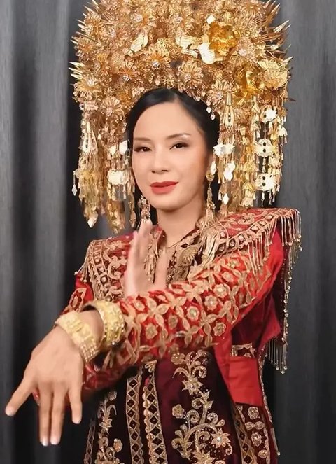 Kirana Larasati kenakan baju adat (Instagram/kiranalarasati)