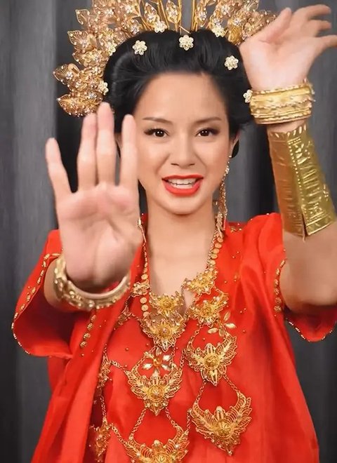 Kirana Larasati kenakan baju adat (Instagram/kiranalarasati)