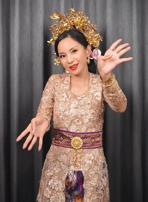 Kirana Larasati kenakan baju adat (Instagram/kiranalarasati)