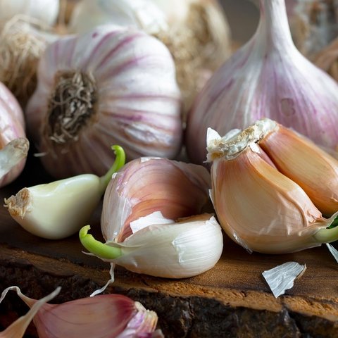 Bawang Putih Sering Busuk, Coba Trik ini Saat Menyimpannya