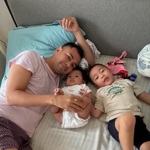 Potret Raffi Ahmad Tiduran Bareng Kedua Buah Hatinya, Tatapan Hangat Baby Lily ke Sang Ayah Jadi Sorotan