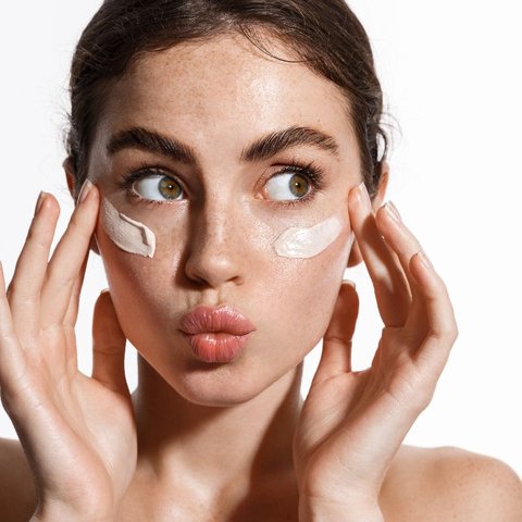 Untuk mempertahankan kekenyalan kulit dan memperlambat kerutan muncul, skincare kolagen yang banyak beredar di pasaran tampak begitu menggoda.