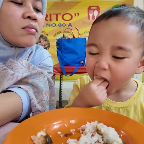 Potret Rayyanza Cipung Lahap Banget Makan Pecel Lele di Pinggir Jalan, Sapa 'Halo' Pas Makanan Sampai di Meja