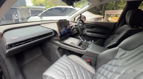 Kabin Hyptec HT dilengkapi dengan pilihan interior berwarna gelap.