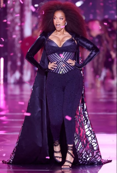 Comeback Memukau Adriana Lima dan Tyra Banks dalam Victoria's Secret Fashion Show 2024