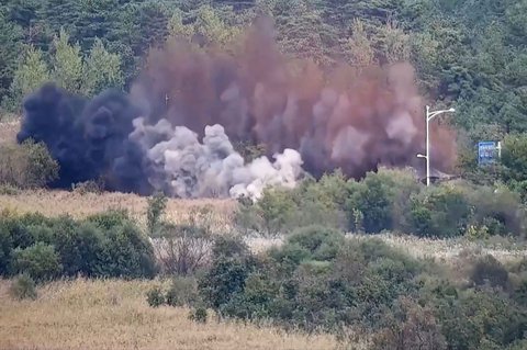 FOTO: Panas! Momen Korut Ledakkan Jalan dan Rel Kereta Menuju Korea Selatan Dibalas Tembakan