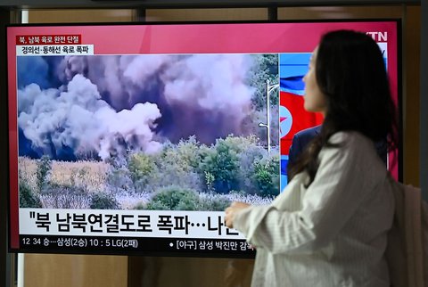 FOTO: Panas! Momen Korut Ledakkan Jalan dan Rel Kereta Menuju Korea Selatan Dibalas Tembakan