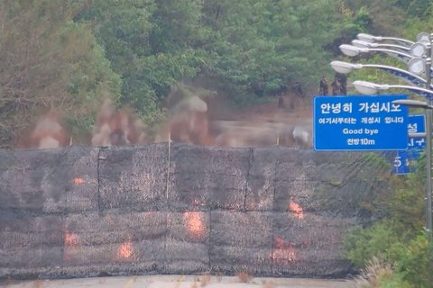 FOTO: Panas! Momen Korut Ledakkan Jalan dan Rel Kereta Menuju Korea Selatan Dibalas Tembakan