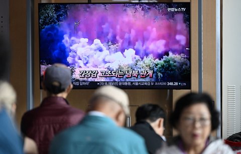 FOTO: Panas! Momen Korut Ledakkan Jalan dan Rel Kereta Menuju Korea Selatan Dibalas Tembakan