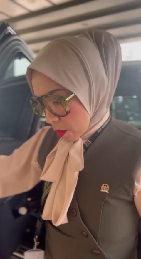 Hadiri Rapat Paripurna, Ini 7 Potret Melly Goeslaw yang Kini Anggota DPR - Datang Kecepetan 1 Jam