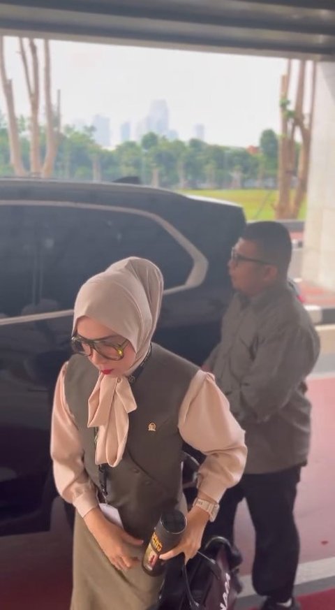 Hadiri Rapat Paripurna, Ini 7 Potret Melly Goeslaw yang Kini Anggota DPR - Datang Kecepetan 1 Jam