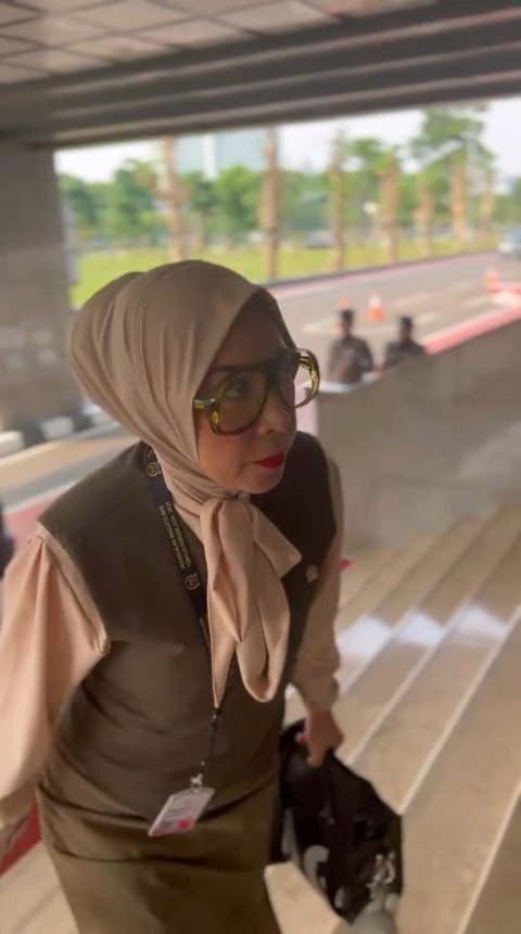 Hadiri Rapat Paripurna, Ini 7 Potret Melly Goeslaw yang Kini Anggota DPR - Datang Kecepetan 1 Jam