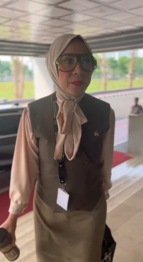 Hadiri Rapat Paripurna, Ini 7 Potret Melly Goeslaw yang Kini Anggota DPR - Datang Kecepetan 1 Jam