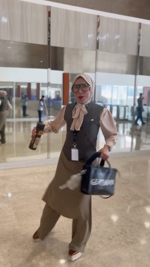 Hadiri Rapat Paripurna, Ini 7 Potret Melly Goeslaw yang Kini Anggota DPR - Datang Kecepetan 1 Jam