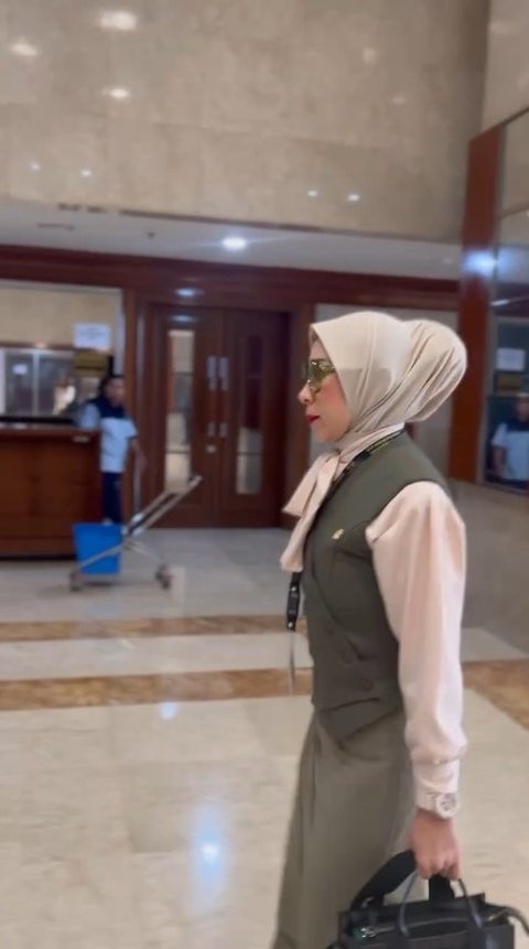 Hadiri Rapat Paripurna, Ini 7 Potret Melly Goeslaw yang Kini Anggota DPR - Datang Kecepetan 1 Jam