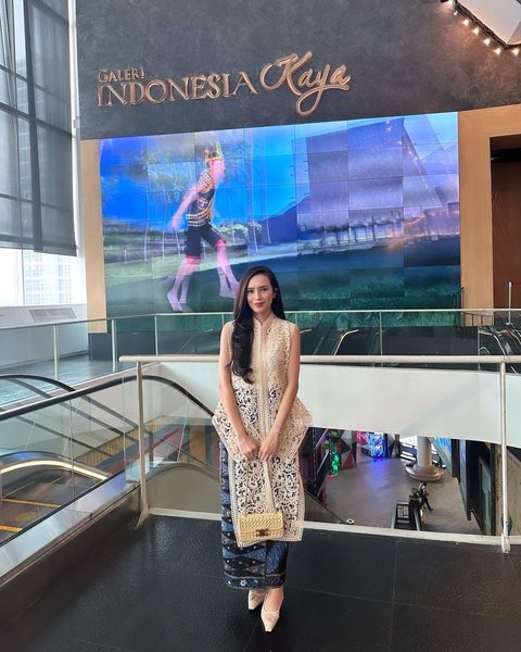 Beby Tsabina tampil cantik dan anggun di acara Tutur Batik yang digelar di Galeri Indonesia Kaya, Jakarta. Ia mengenakan batik dari Jawa Barat dengan gaya modern.
