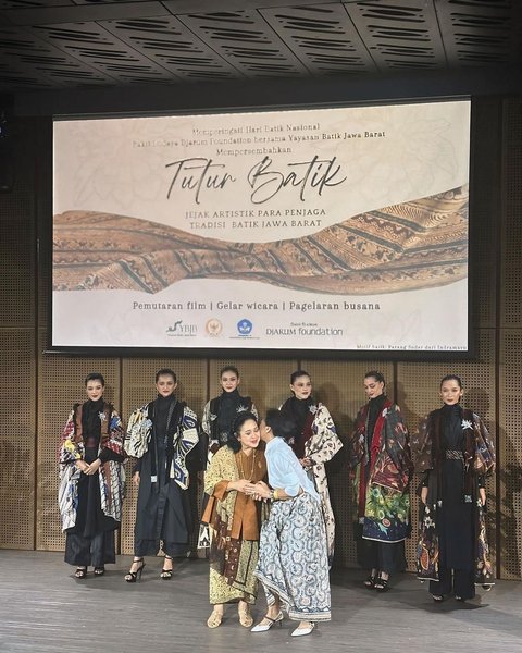 Tutur Batik sendiri adalah acara untuk memperingati Hari Batik Nasional. Pada momen kali ini, para ibu pejabat mengusung tema Batik Jawa Barat.