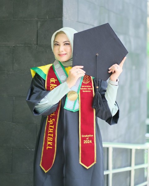 Potret Wisuda Astrid Gayatri, yang Meraih Gelar Dokter Spesialis Telinga, Hidung, Tenggorokan, dan Bedah Kepala