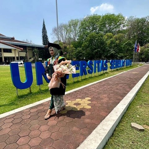 Potret Wisuda Astrid Gayatri, yang Meraih Gelar Dokter Spesialis Telinga, Hidung, Tenggorokan, dan Bedah Kepala