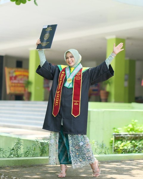 Potret Wisuda Astrid Gayatri, yang Meraih Gelar Dokter Spesialis Telinga, Hidung, Tenggorokan, dan Bedah Kepala