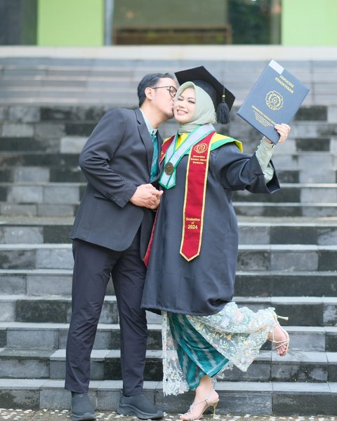 Potret Wisuda Astrid Gayatri, yang Meraih Gelar Dokter Spesialis Telinga, Hidung, Tenggorokan, dan Bedah Kepala