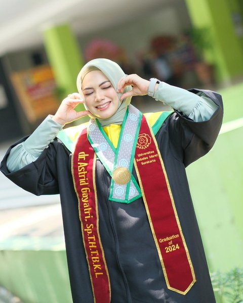 Potret Wisuda Astrid Gayatri, yang Meraih Gelar Dokter Spesialis Telinga, Hidung, Tenggorokan, dan Bedah Kepala