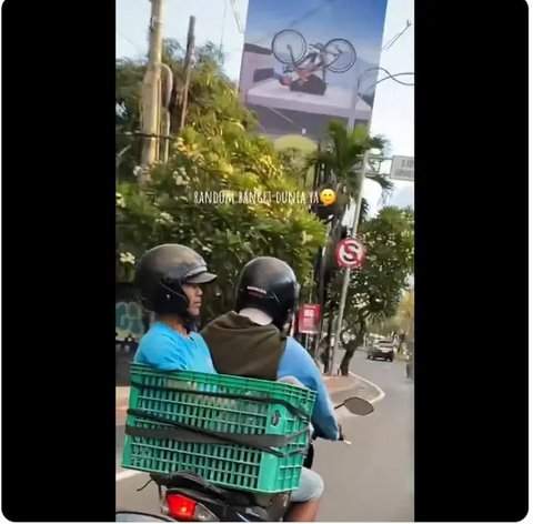 Potret Tempat Duduk Nyeleneh di Motor. (Sumber: X/@komedisantuy dan 1cak.com)