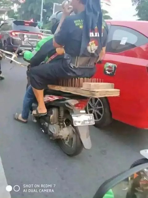 Potret Tempat Duduk Nyeleneh di Motor. (Sumber: X/@komedisantuy dan 1cak.com)