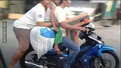 Potret Tempat Duduk Nyeleneh di Motor. (Sumber: X/@komedisantuy dan 1cak.com)