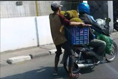Potret Tempat Duduk Nyeleneh di Motor. (Sumber: X/@komedisantuy dan 1cak.com)