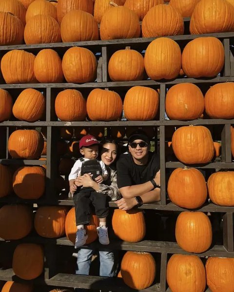 Momen Nikita Willy ajak baby Issa ke ladang labu di Amerika.(sumber: Instagram/nikitawillyofficial94)