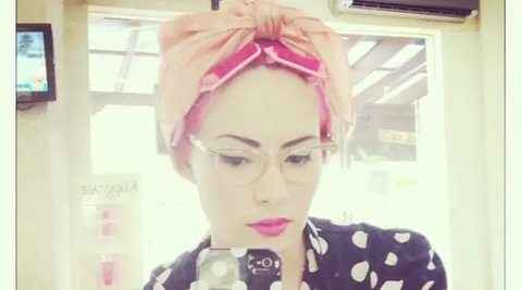 Foto-foto lawas Claudia Adinda ini masih tersimpan rapi di Instagram pribadinya. Lantaran sedari dulu selalu tampil nyentrik, netizen penasaran dengan wajah Claudia Adinda tanpa makeup. Foto Claudia Adinda tanpa makeup terlihat ketika ia melahirkan anak pertamanya. Tak jauh berbeda, istri bintang film Home Sweet Loan ini tetap cantik dan pancarkan pesonanya. (Liputan6.com/IG/@miss_adinda_mae)