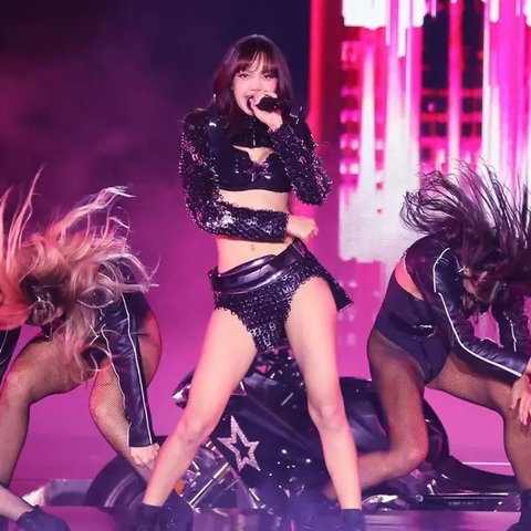 Lisa Blackpink tampil bergaya ala Rockstar di karpet merah muda dengan penampilan yang diambil langsung dari arsip besar raksasa pakaian dalam tersebut. [@blinkindia_official].