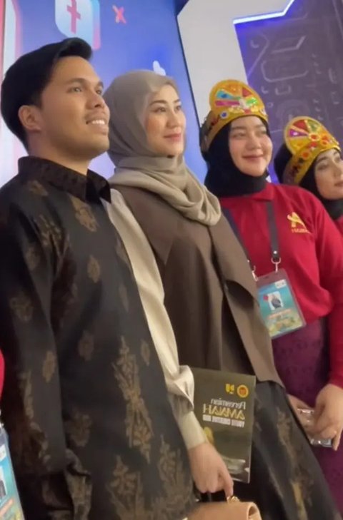 Aaliyah Massaid Kenakan Kerudung Tren Meleyot saat Berada di Aceh. [@aaliyah.massaid]
