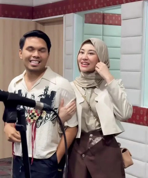 Aaliyah Massaid Kenakan Kerudung Tren Meleyot saat Berada di Aceh. [@aaliyah.massaid]