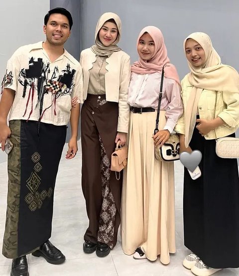 Aaliyah Massaid Kenakan Kerudung Tren Meleyot saat Berada di Aceh. [@aaliyah.massaid]