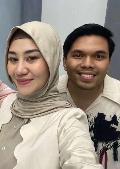 Aaliyah Massaid Kenakan Kerudung Tren Meleyot saat Berada di Aceh. [@aaliyah.massaid]