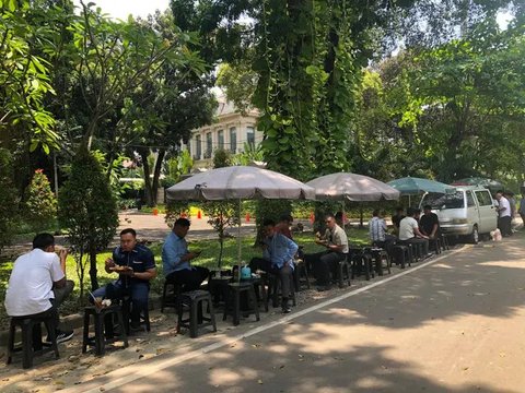 Kumpulan menu Warung Nasi Mobil di Taman Bangkeng, depan rumah Sandiaga Uno (dok. Liputan6.com/Maheza Nurmiagita)