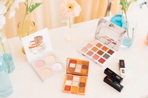 Bedak transparan atau setting spray bisa menyempurnakan makeup dan mengatasi risiko oksidasi. (Foto: Freepik/lookstudio)
